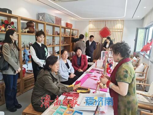 巩宪群开展接待代表活动